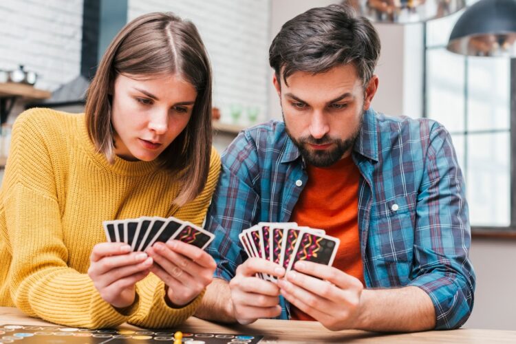 couple play casino card game